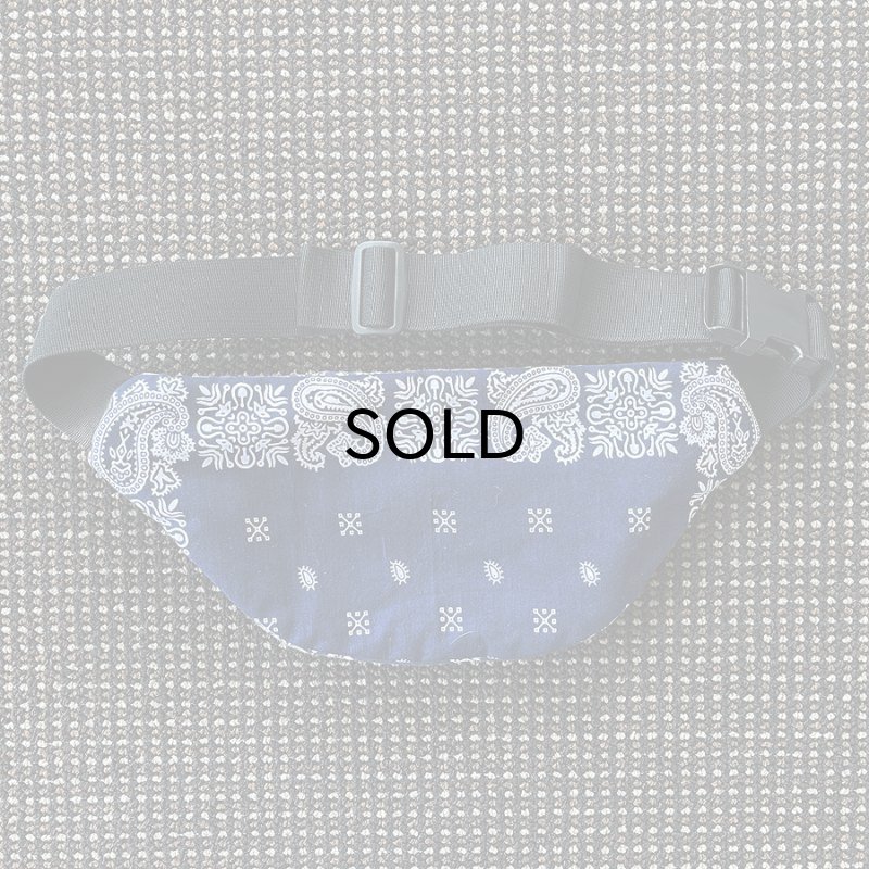 画像2: 【BrandNew】Remake Paisley Bandana Body Bag/Blue （リメイク・ペイズリー柄バンダナ・ボディバッグ・ブルー） (2)